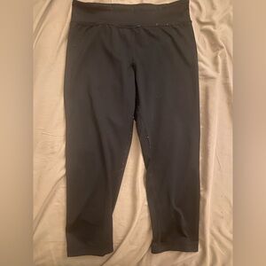 Amazon Essentials Youth Girl’s Large (10) Black Capri Leggings